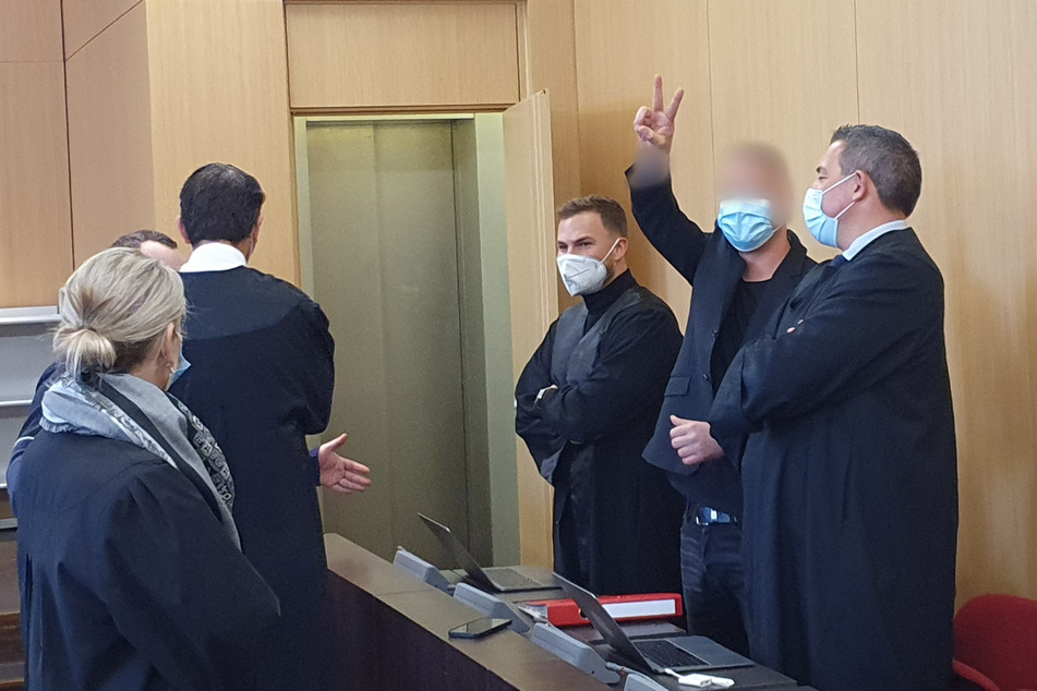 Der 33-jährige Angeklagte (2.v.r) zeigte beim Prozessauftakt ganz siegessicher das Victory-Zeichen.