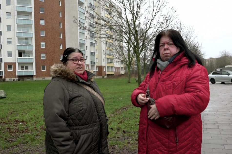 Marita (l.) und Pamela (58) warten sehnsüchtig auf ihre Sozialleistungen.