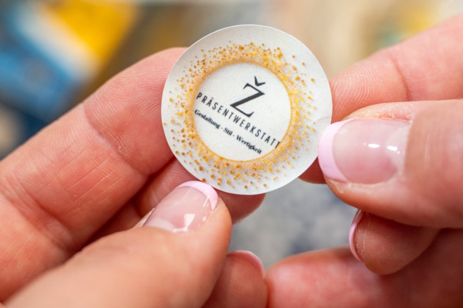 Als kleines Markenzeichen kommt auf jedes Präsent ein eigener Aufkleber.