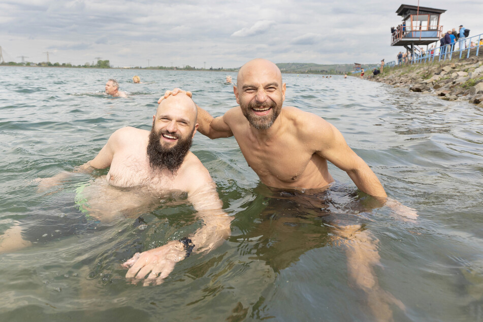 Auch Martin (41, l.) aus Cossebaude und Micha (42) aus Leipzig kamen zum "Frühlingsschwimmen".