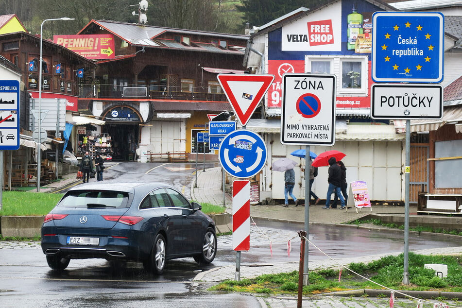 Billig tanken und Kippen kaufen: Nach Tschechien fahren ist wieder erlaubt!
