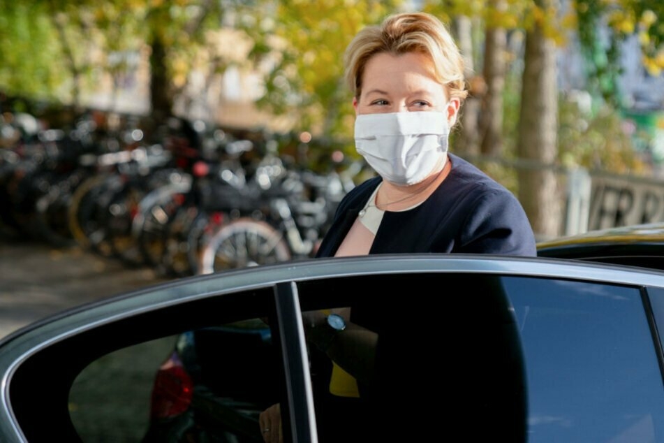 Franziska Giffey (42, SPD), Bundesministerin für Familie, Senioren, Frauen und Jugend, kommt in einem Wagen mit Nase-Mund-Bedeckung zur Vorstellung des Zwischenberichts zur Konzertierten Aktion Pflege an der Bundespressekonferenz an.