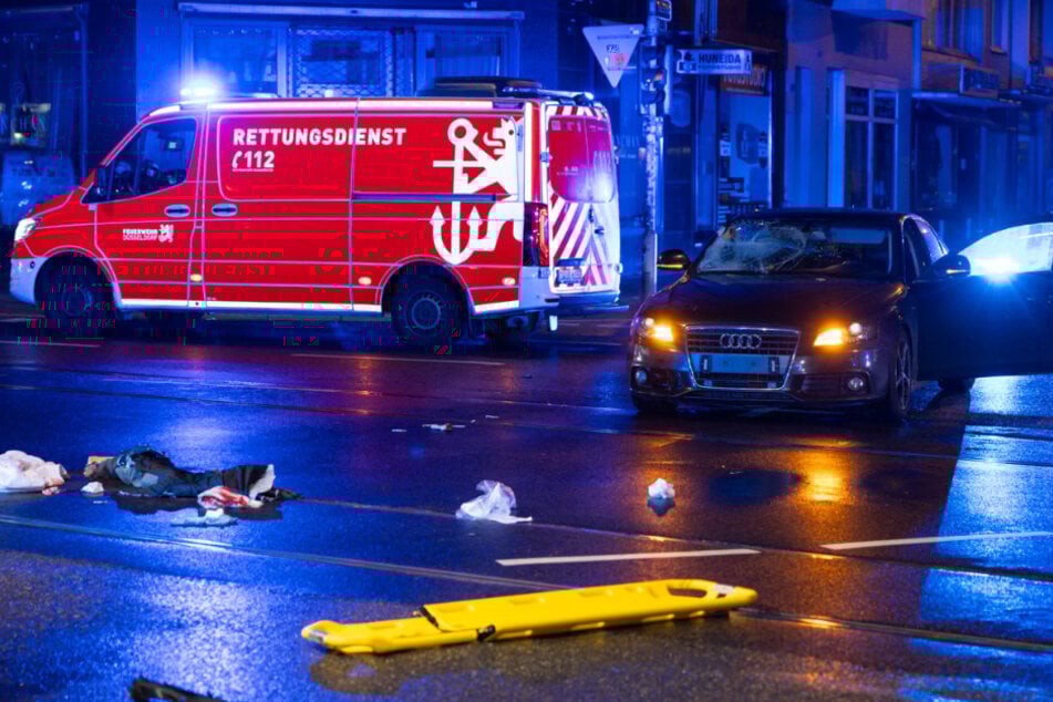 Autofahrer übersieht Fußgänger und erfasst ihn frontal - Lebensgefahr