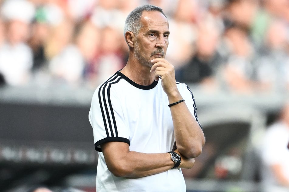 Frankfurts Cheftrainer Adi Hütter (56) wird von seinem Vierketten-System offenbar auch gegen Mainz 05 nicht abrücken.