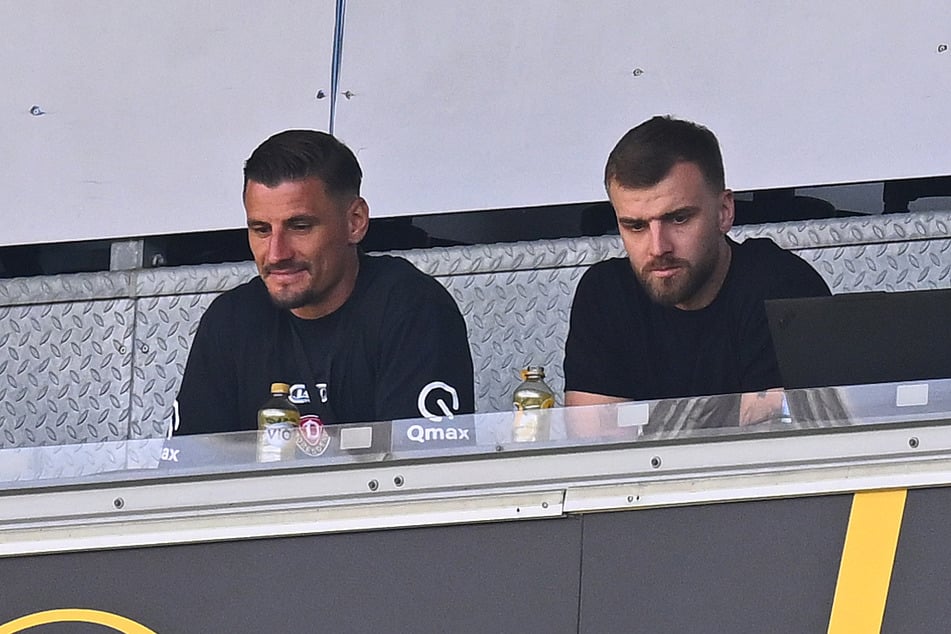 Lars Bünning (r.) hat neben Ex-Dynamo-Kapitän Stefan Kutschke (l.) auf der Pressetribüne platz genommen.