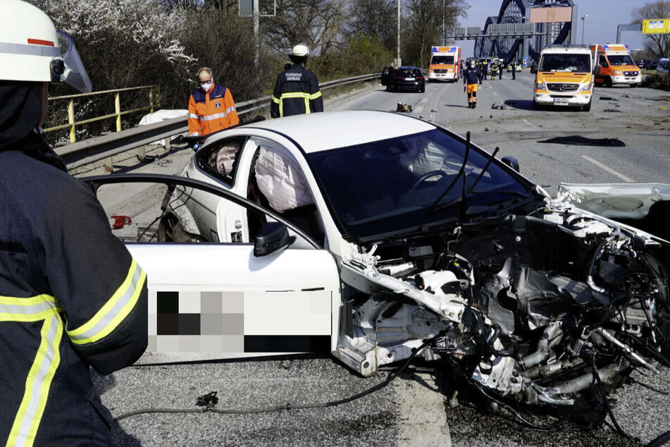 Der Fahrer und seine Begleitung waren nach dem schweren Unfall auf der A255 bei Hamburg geflüchtet. (Archivbild)
