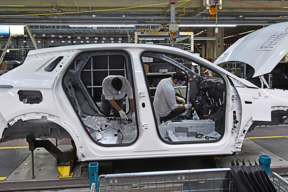 Thüringen, Eisenach: Mitarbeiter fertigen den Opel Grandland X im Opel-Werk.