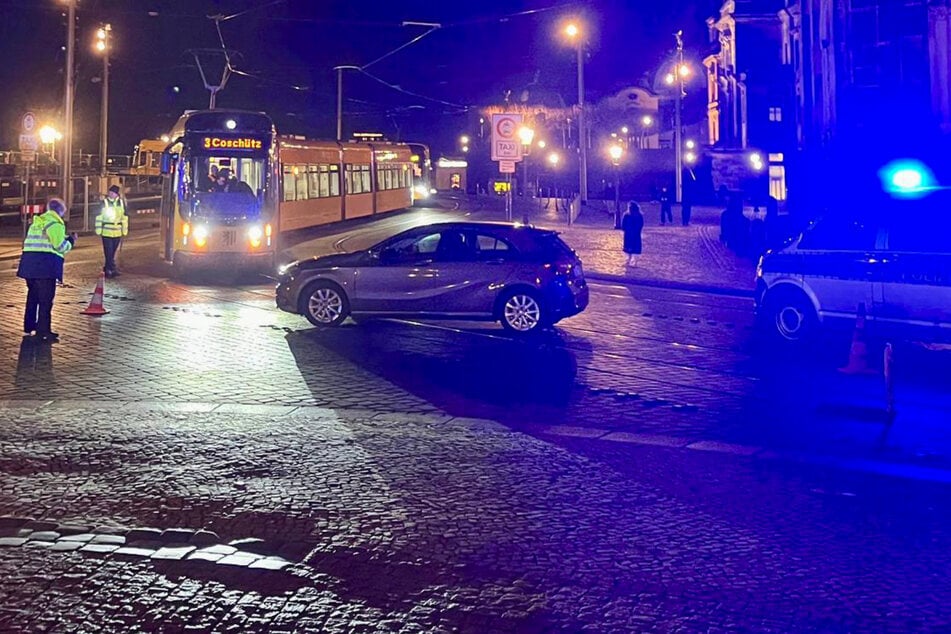 Der Unfall ereignete sich auf der Sophienstraße gegenüber von der Semperoper.