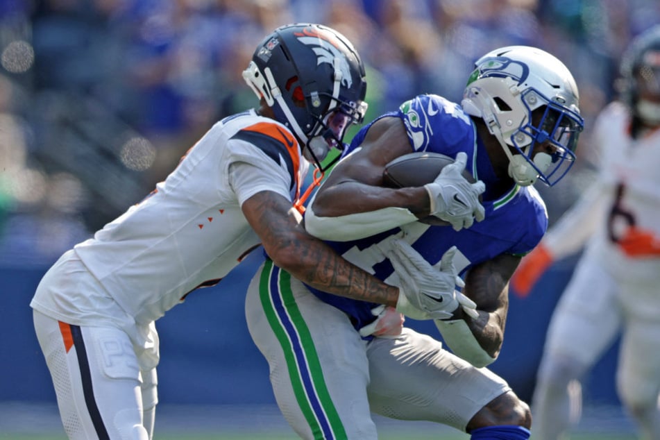 ¿Se han ganado una semana de permiso especial? Los Denver Broncos (a la izquierda) y los Seattle Seahawks entran en la segunda ronda de los playoffs antes de pasar a la fase de eliminación directa. (Foto de archivo)