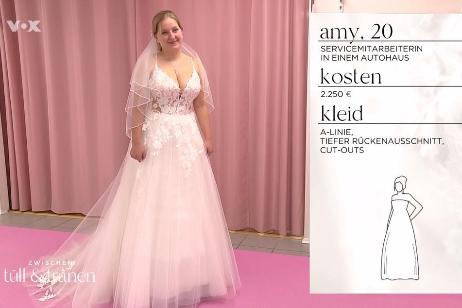 Dieses Kleid soll es sein! Amy ist rundum glücklich mit ihrer Wahl.