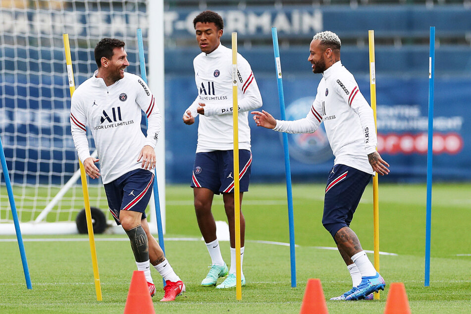 Die geleakten Verträge von Neymar (29, r.) und Lionel Messi (34, l.) sorgten und sorgen in der Fußballwelt für Aufsehen. Überraschend sind die Zahlen allerdings nicht.