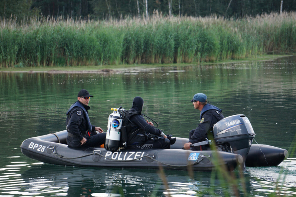 Profi-Taucher der Polizei suchten den Olbasee ab.
