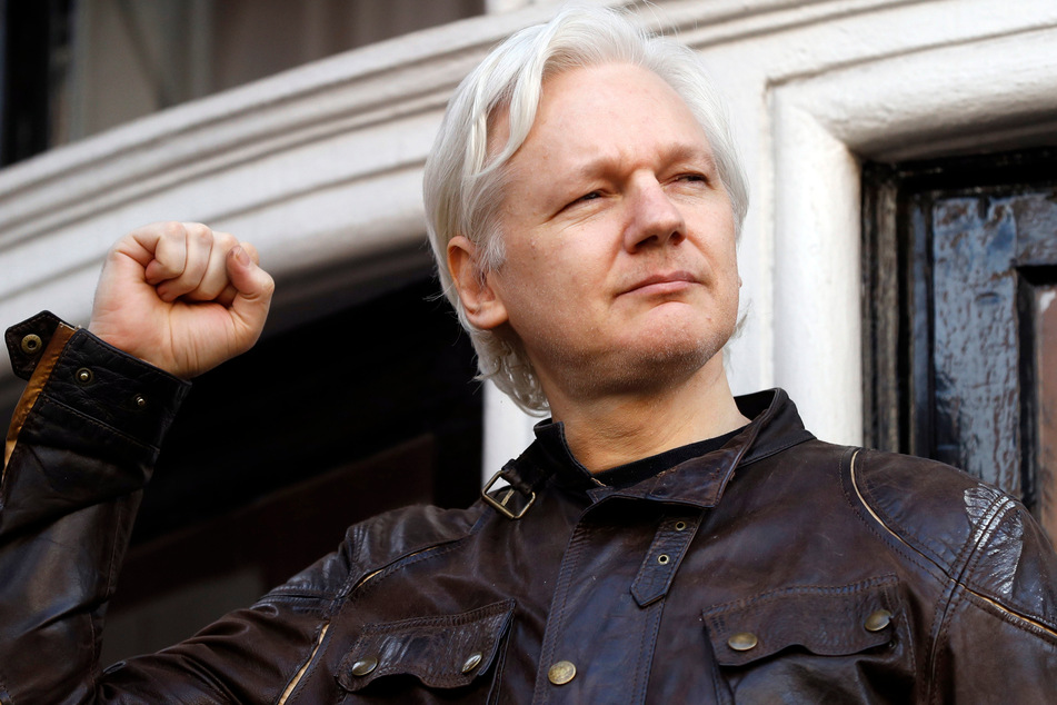 Assange zeigte sich 2017 auf einem Balkon der ecuadorianischen Botschaft in London.