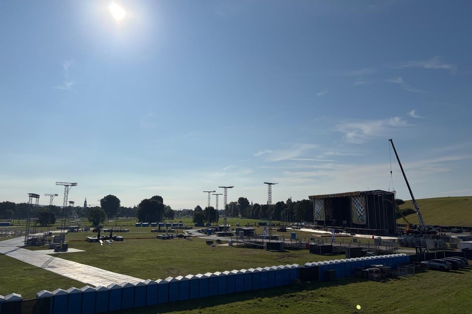 Noch ist reichlich Platz auf der Wiese - am Samstag werden hier rund 65.000 Fans erwartet.