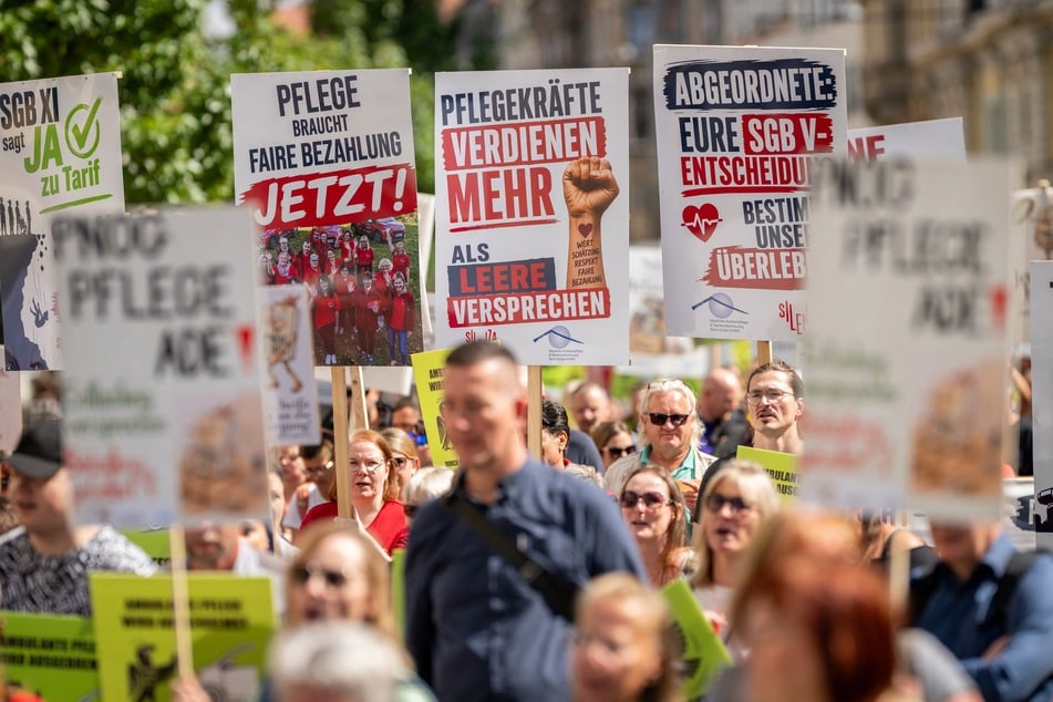 Pflegeeinrichtungen, Beschäftigte, pflegende Angehörige und Unterstützer demonstrierten vor der Erfurter Staatskanzlei gegen das geplante Pflegeneuordnungsgesetz.
