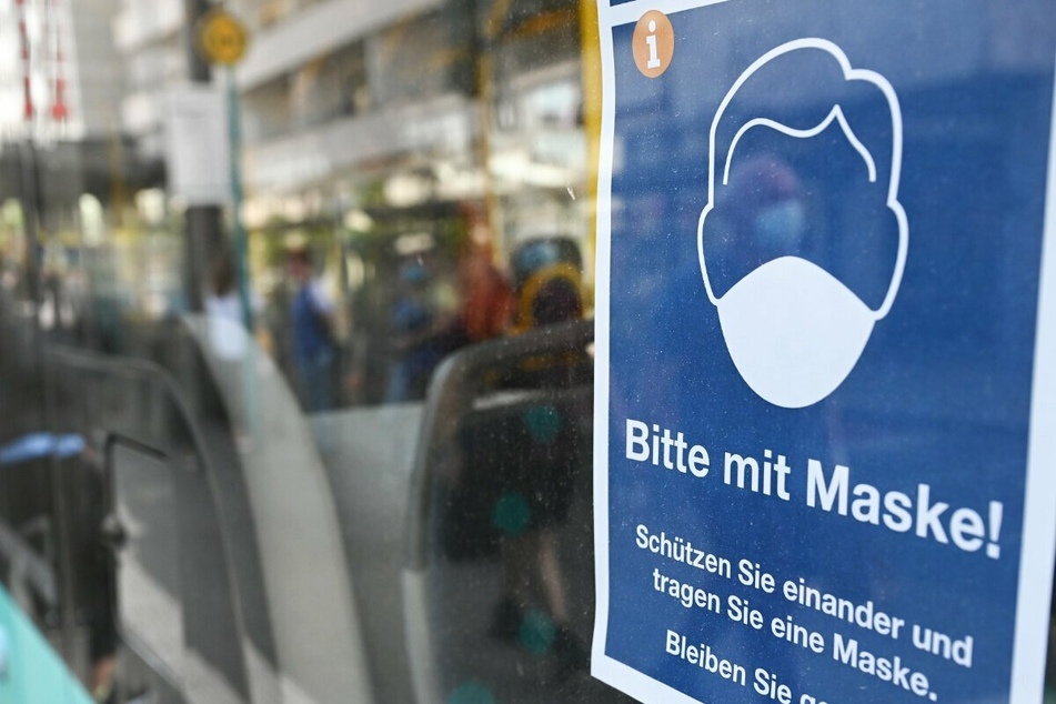 Corona-Krise in Hessen: Ein Plakat mit der Aufschrift "Bitte mit Maske!" ist in Frankfurt in einem Bus angebracht.