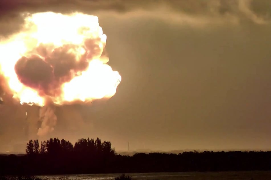 Footage shows the towering New Glenn rocket erupt in an inferno, followed by a mushroom cloud of smoke.