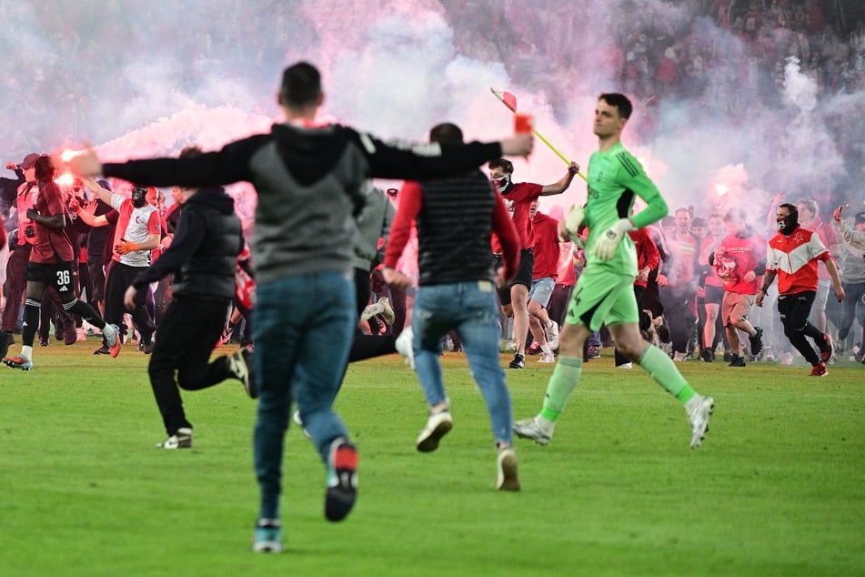 Wenige Minuten vor Ende des Prager Stadtderbys stürmten zahlreiche Anhänger von Slavia Prag mit Pyrotechnik bewaffnet auf den Platz und sorgten für einen Spielabbruch.
