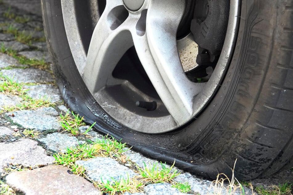 Völlig platt! Unbekannte zerstachen am Wochenende die Reifen eines Autos auf dem Chemnitzer Sonnenberg. (Symbolbild)