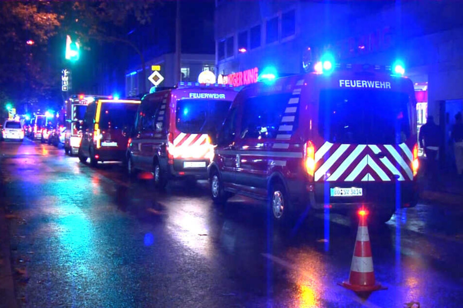 Die Feuerwehr rückte mit 60 Kameraden bei der Shisha-Bar in Bochum an.