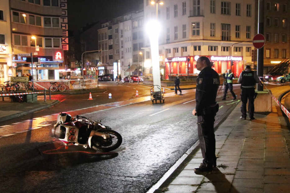 Ein Mann wird in Köln von einem Motorrad angefahren und lebensgefährlich verletzt. Ein paar Meter weiter wartet seine kleine Tochter vergeblich auf ihren Vater.