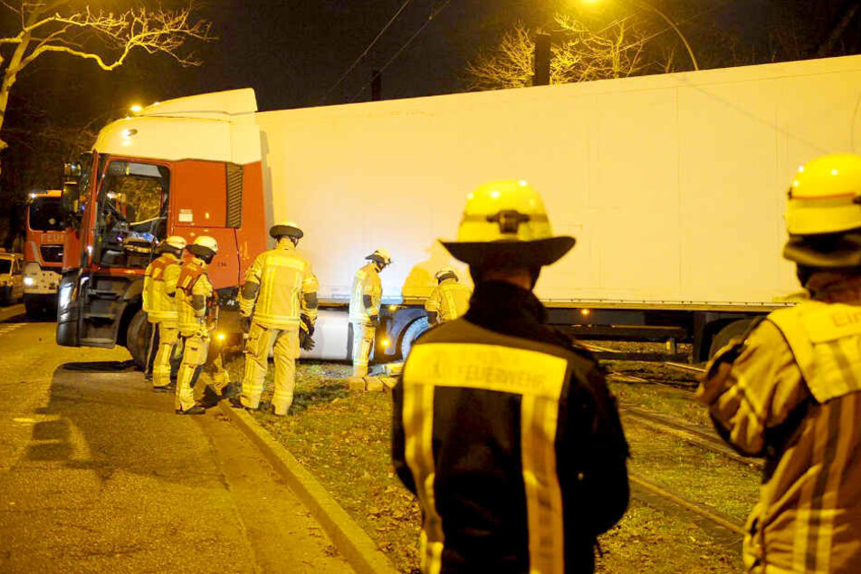 Lkw steckt in Gleisbett fest!