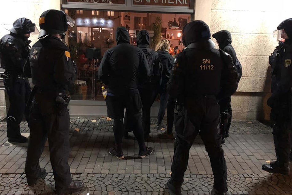 Die Polizei löst eine kleine Blockade von Gegendemonstranten in der Theaterstraße auf.