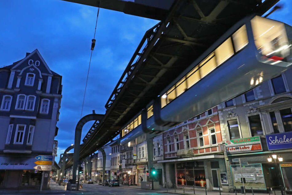 Die Schwebebahn in Wuppertal fährt nach längerer Zwangspause wieder.