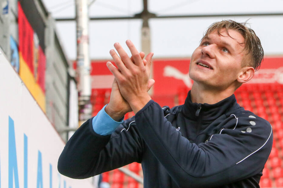 Erik Tallig lässt sich in Ingolstadt von den Fans feiern.