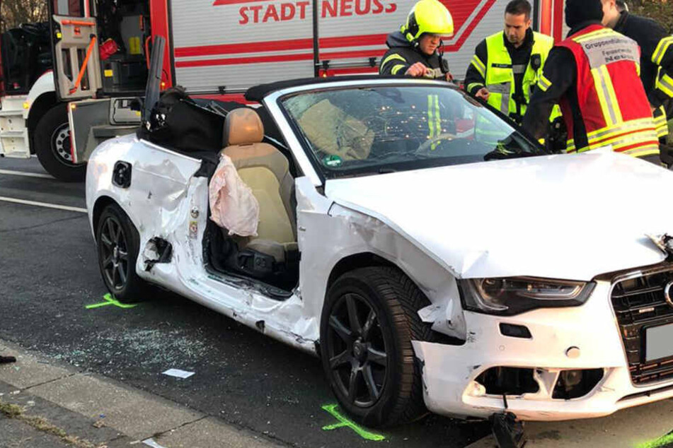 Der Autofahrer wurde bei dem Unfall in Neuss schwer verletzt.