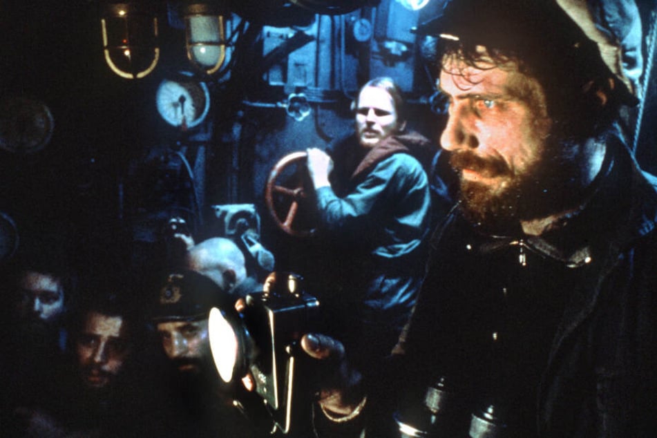 Schauspieler Jürgen Prochnow (r.) in seiner "Paraderolle" mit Herbert Grönemeyer (2.v.r.) in einer Szene des Films "Das Boot" (Archivfoto von 1979).