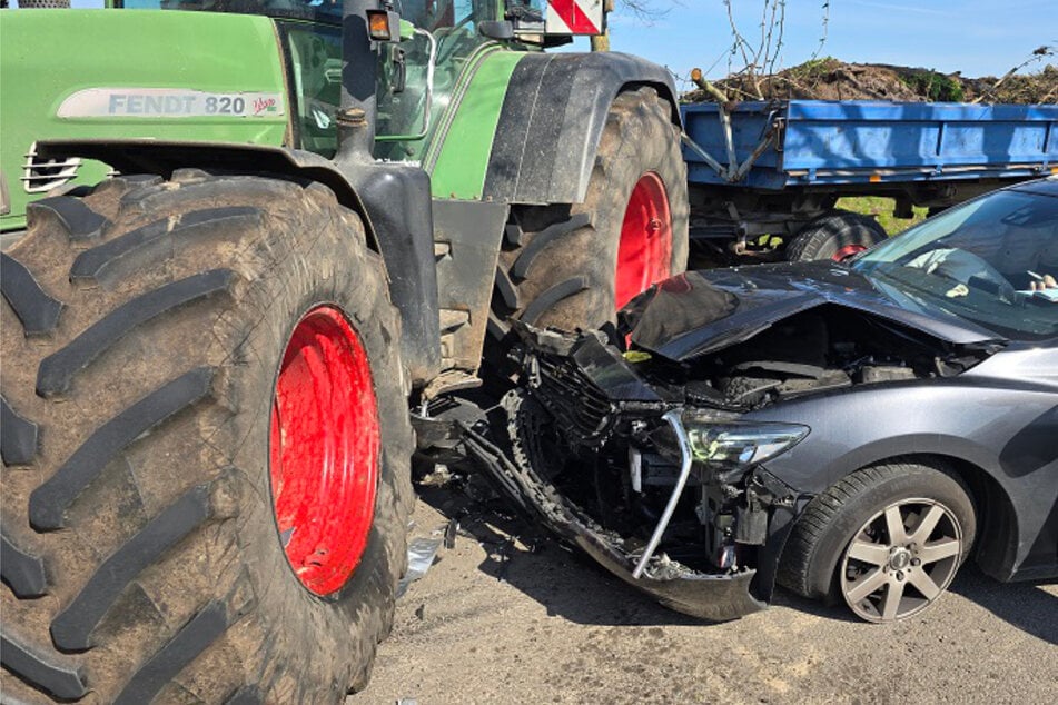 Überholmanöver missglückt: Mazda rast in Traktor, Fahrerin verletzt