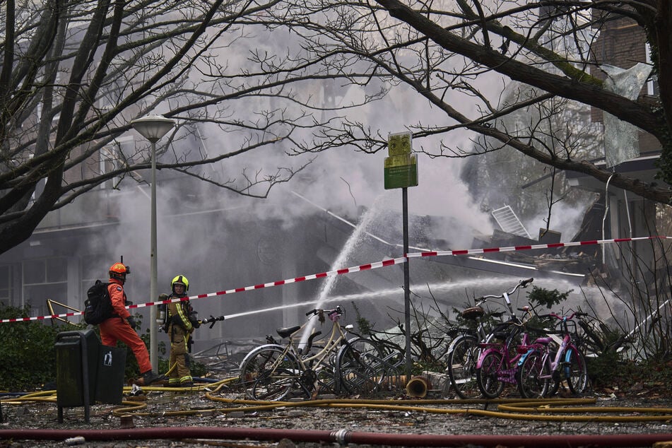 Einsatzkräfte am Ort der Katastrophe kämpfen gegen das Feuer.