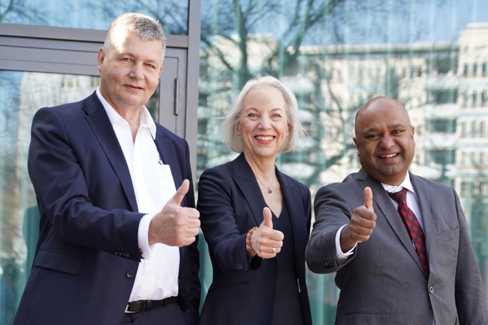 Daumen hoch: Klinikums-Chef Ralf Steinmeier (l.) und Katrin Engelmann begrüßen den neuen Chefarzt der Klinik für Augenheilkunde, Vinodh Kakkassery.