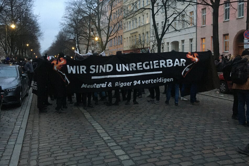 "Wir sind unregierbar. Meuterei & Rigaer 94 verteidigen" steht auf einem von Demonstranten gehaltenen Transparent.