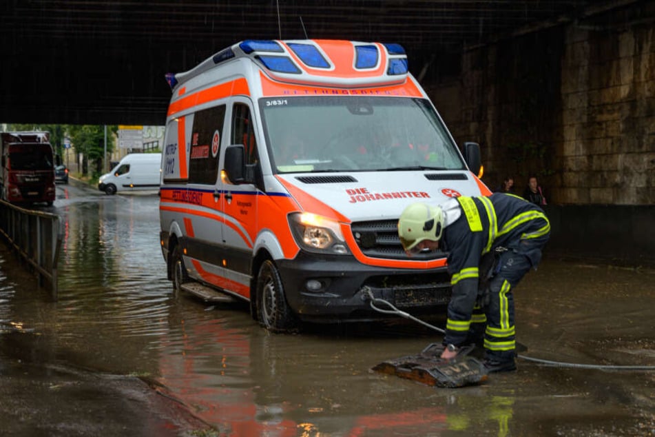 Der Rettungswagen musste am Ende abgeschleppt werden.