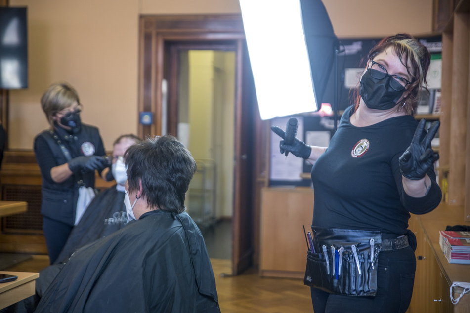 Bitte lächeln: Die "Barber Angels" hatten am Samstag zum Haarschneide-Termin für bedürftige Menschen in Leipzig geladen.