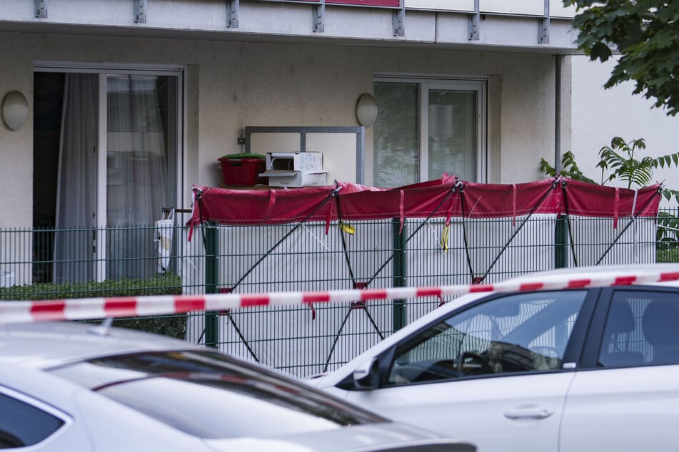 Mit einem Sichtschutz versehen ist der Tatort (u.) im Stadtteil Gonsenheim, wo ein Mann von der Polizei erschossen wurde.