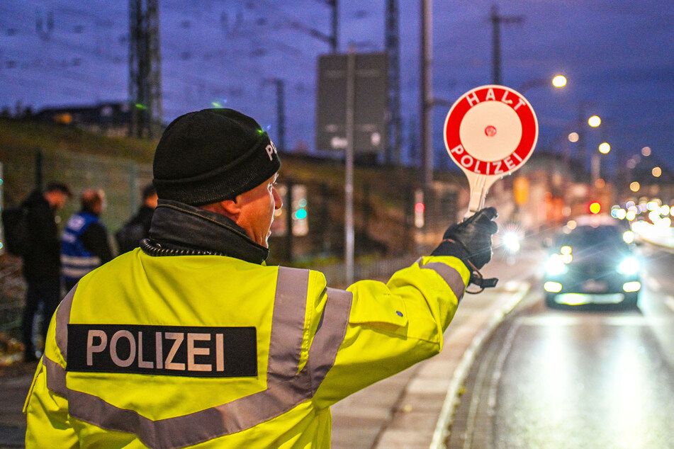 Polizisten kontrollierten insgesamt 19 Radfahrer und zwölf Autofahrer auf der Marienbrücke.