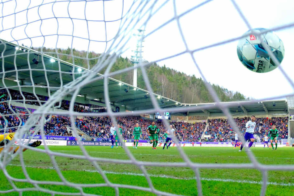 Aue-Stürmer Dimitrij Nazarov verwandelte vier Elfmeter - hier zum zwischenzeitlichen 2:0 gegen Fürth zum Rückrundenauftakt. In Kiel verschoss "Dima" allerdings auch einen.