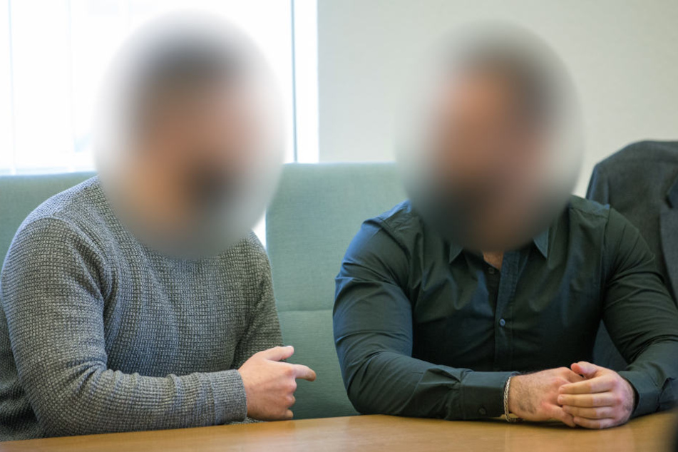 Die Angeklagten im Prozess nach dem Tod eines Streitschlichters sitzen im Sitzungssaal nebeneinander.