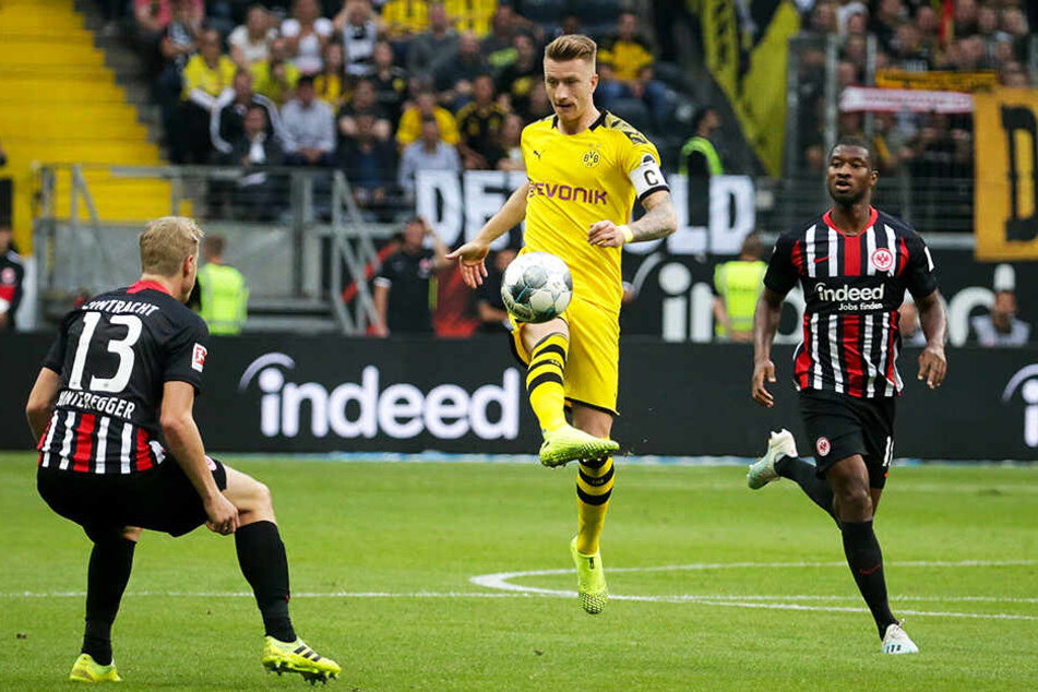 Ballkünstler: BVB-Kapitän Marco Reus zaubert, während Frankfurts Martin Hinteregger (l.) und Almamy Toure (r.) in dieser Situation nur zuschauen können.