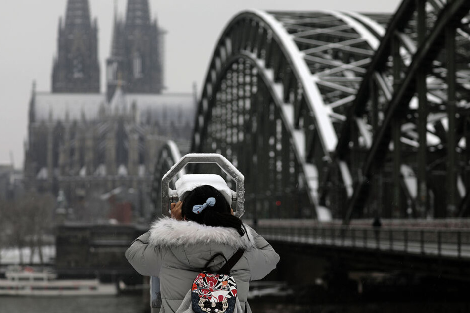 Auch in Köln fällt der Schnee und bleibt teilweise liegen.