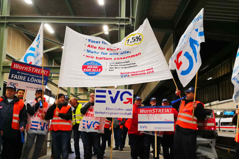 Am Stuttgarter Hauptbahnhof streikt die Eisenbahn- und Verkehrsgewerkschaft am frühen Montagmorgen.