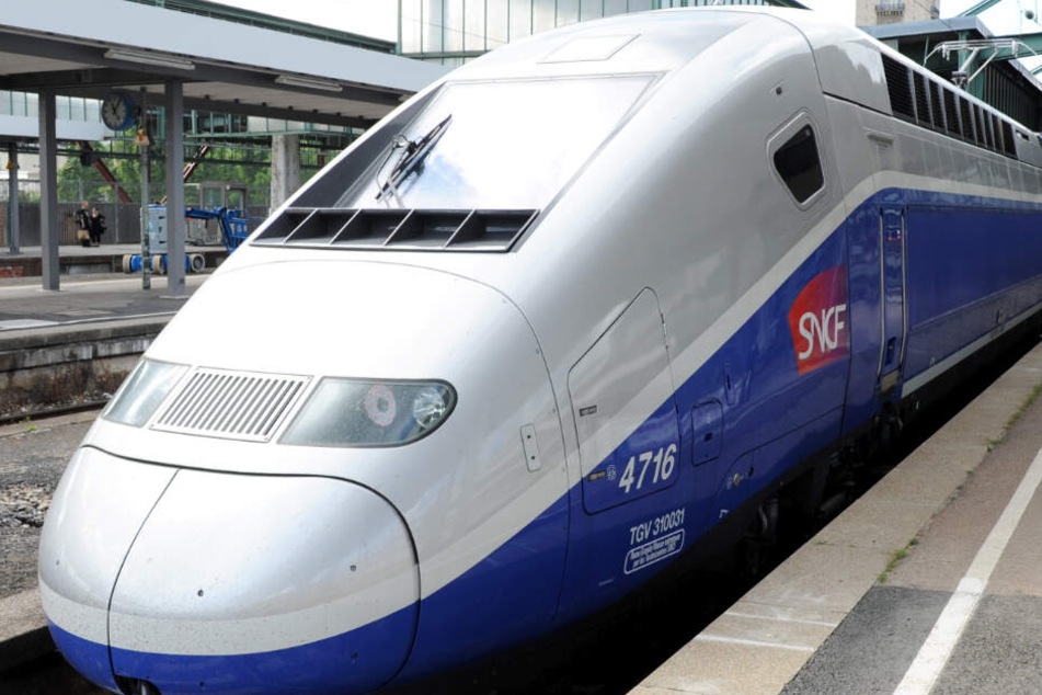 Beim Überqueren eines Bahngleises erfasste ein TGV einen Mann und verletzte ihn tödlich.
