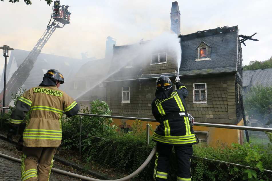 Die Feuerwehrleute bekämpften die Flammen.