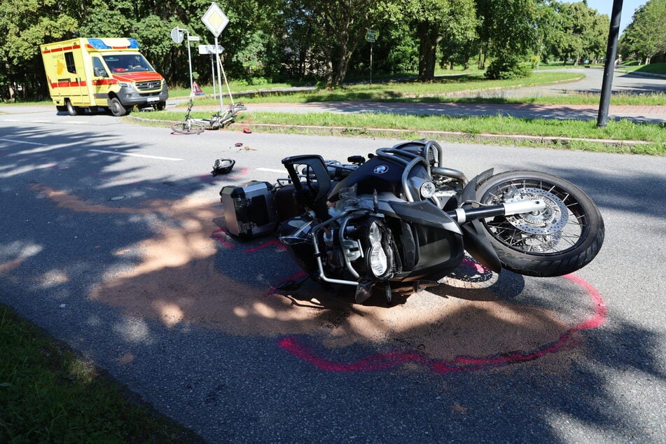 Schwerer Unfall in Johanngeorgenstadt: Am Samstagmorgen krachten hier ein Fahrradfahrer und ein Motorradfahrer zusammen.
