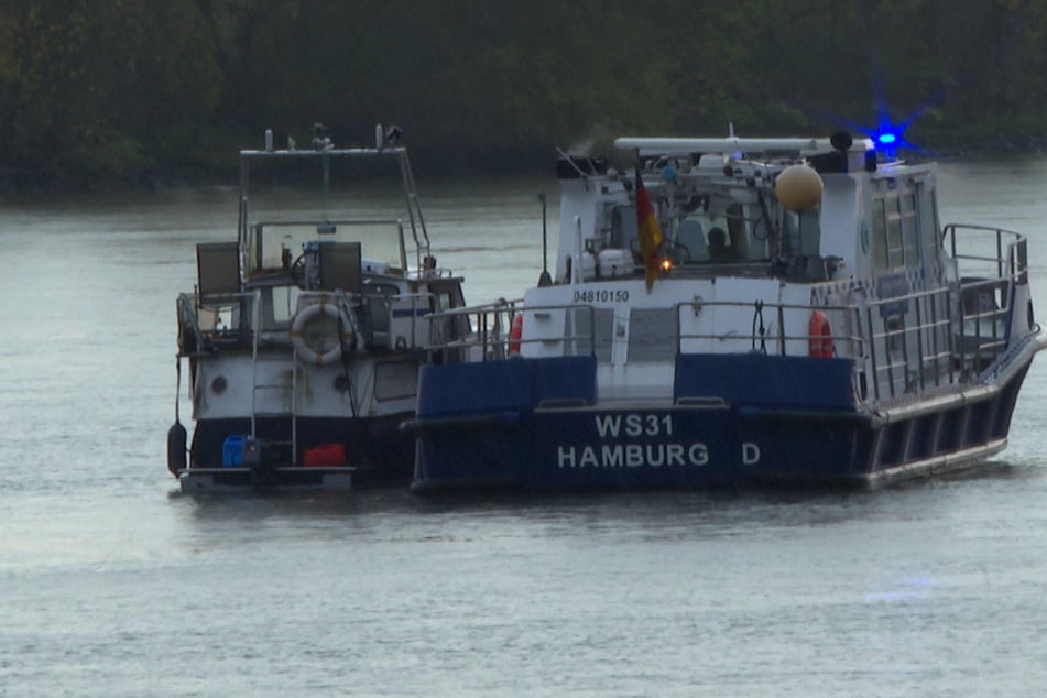 Hamburg: Boot treibt auf der Elbe, Wasser tritt ein: Polizei und Feuerwehr im Einsatz