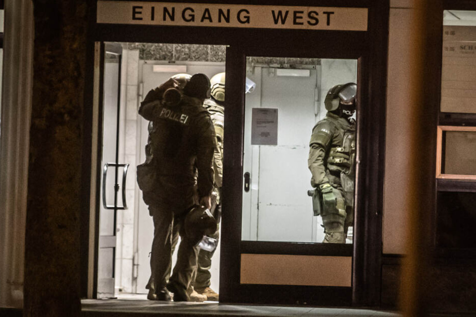 SEK-Beamte vor Ort.