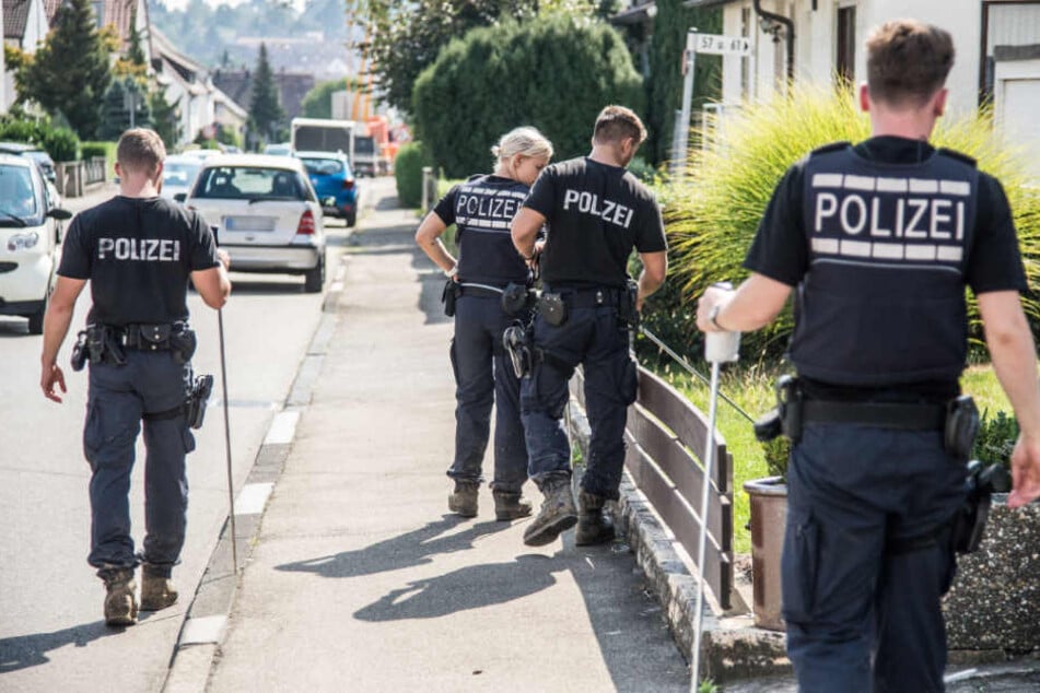 Beamte suchen am Mittwoch in Neuhausen nach Spuren.